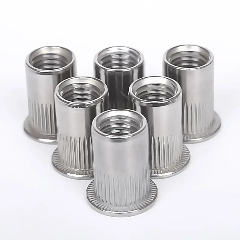 Tuerca remachable moleteada vertical de cabeza plana